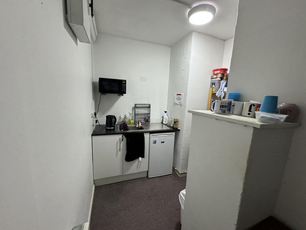 Lot: 95 - MIXED-USE INVESTMENT WITH HIGH YIELD - View of the commercial staff room
